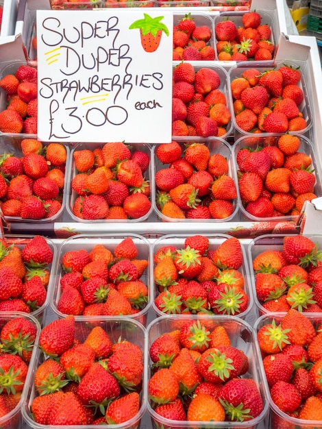 Outdoor-Markt in England verkauft Erdbeeren zu einem vernünftigen Preis