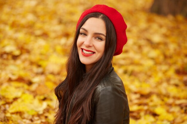 Outdoor-Modefoto der jungen schönen Dame umgab Herbstblätter