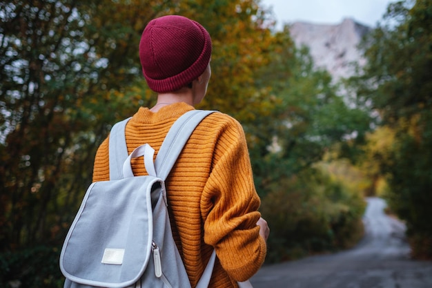 Outdoor-Modefoto der jungen schönen Dame umgeben von Herbstwald in den Bergen