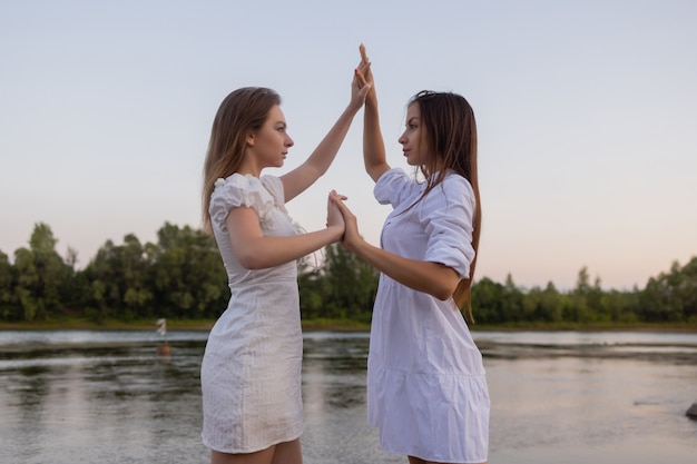 Outdoor-Modefoto der schönen böhmischen Dame am Fluss