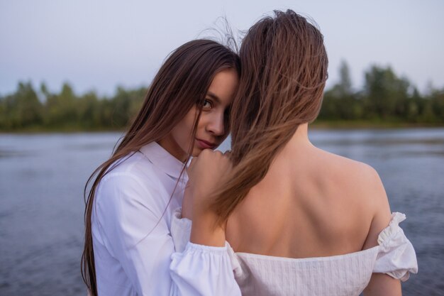 Outdoor-Modefoto der schönen böhmischen Dame am Fluss