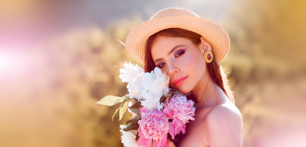 Outdoor-Modefoto einer schönen jungen Frau, umgeben von Frühlingsblumen Freedom Lifestyle Springtime Concept Banner für Header-Website-Design-Kopienbereich