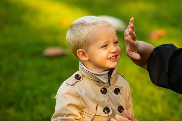 Outdoor-Modeporträt des kleinen Jungen.