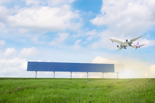 Outdoor na grama verde com fundo de céu azul e avião