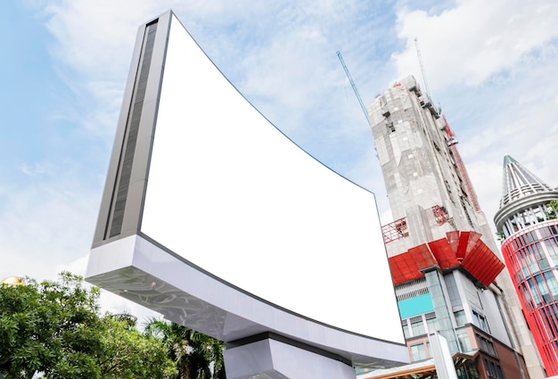 Outdoor pole LED curve display billboard com maquete de tela branca e caminho de corte