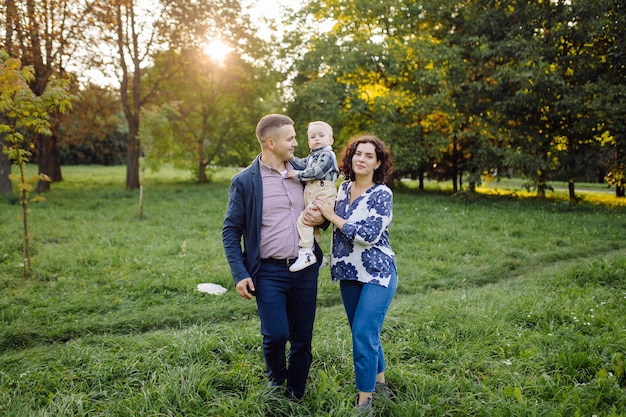 Outdoor-Porträt einer glücklichen Familie, die die Herbstsaison genießt