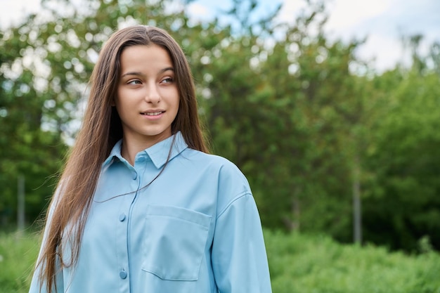 Outdoor-Porträt einer schönen Teenager-Mädchen Jahre alt