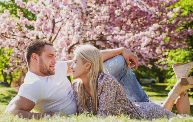 Outdoor-Porträt von jungen Liebespaaren in der Nähe von Sakura junges verliebtes Paar