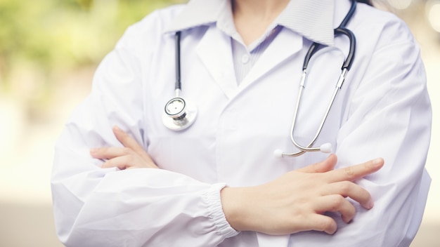 Outdoor Portrait Ärztin Holding Stethoskop, Krankenhausarbeiterstellung.