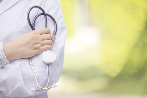 Outdoor Portrait Ärztin Holding Stethoskop, Krankenhausarbeiterstellung.