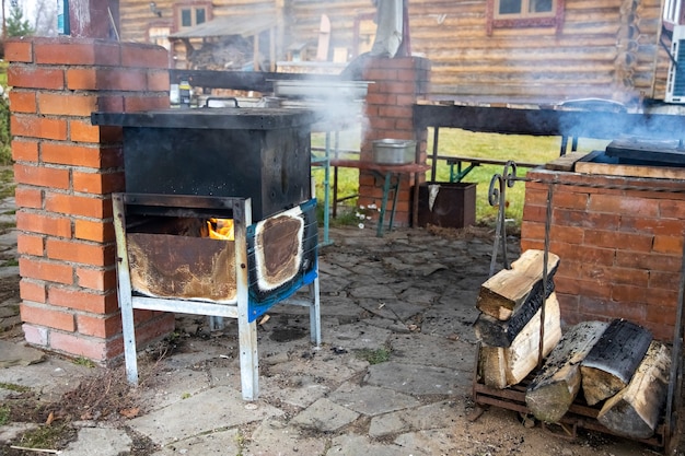 Outdoor-Räucherofen für Fisch und Fleisch. überdachter Grillplatz