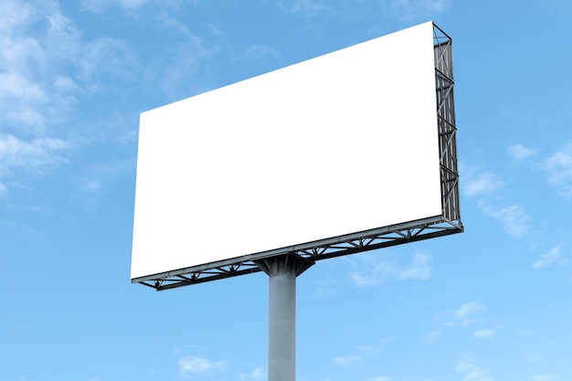 Outdoor-Reklametafel auf blauem Himmelshintergrund mit weißem Hintergrund