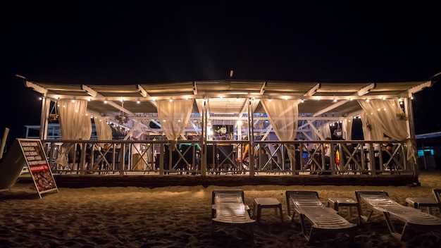 Outdoor-Restaurant am Strand bei Nacht