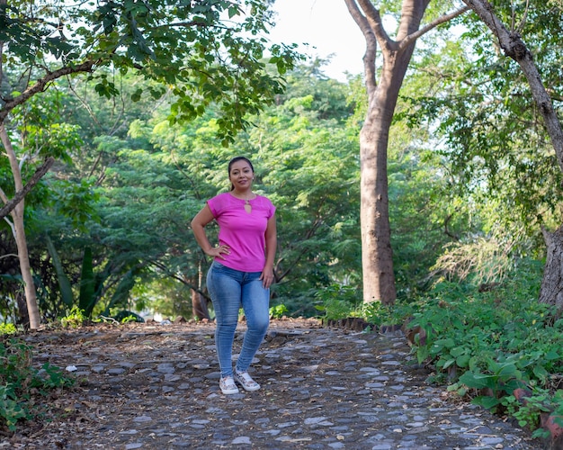 Outdoor retrato de mujer mexicana vistiendo jeans