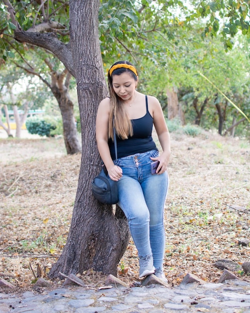 Outdoor retrato de mujer mexicana vistiendo jeans
