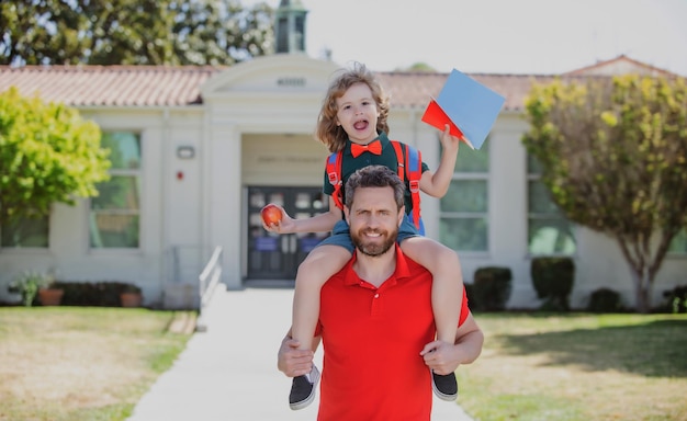 Outdoor-Schuleltern und Schüler der Grundschule gehen Huckepack-Fahrt