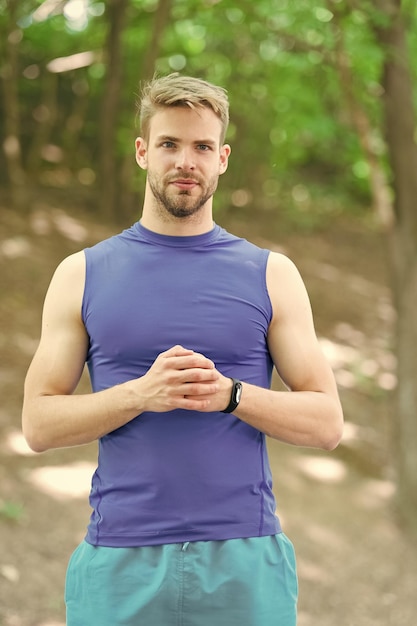 Outdoor-Sporttraining muskulöser Mann im Fitness-Armband digitaler Sport athletischer Mann in Sportbekleidung Outdoor-Workout-Sport-Gadget Athletischer Sportler, der an Sommertagen sportliche Aktivitäten ausübt