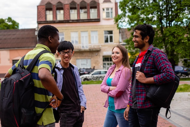 Outdoor-Treffen fröhlicher multiethnischer College-Freunde