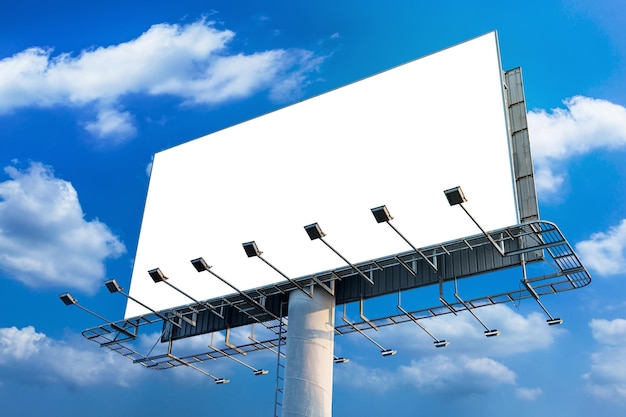 Foto outdoors em branco da cidade e fundo do céu azul