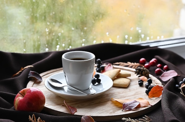 Outono ainda vida com uma xícara de biscoitos de café e folhas de Borgonha