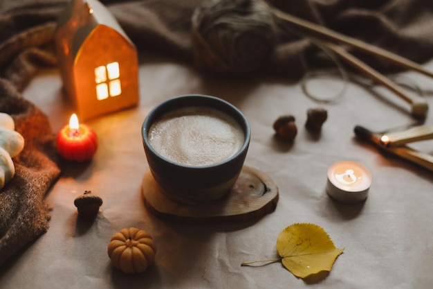 Outono ainda vida com uma xícara de velas Hygge Halloween e conceito de Ação de Graças