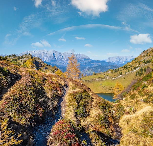 Foto outono alpino grosser paarsee ou lago paarseen land salzburg áustria alpes hochkonig grupo de montanhas rochosas vista ao longe