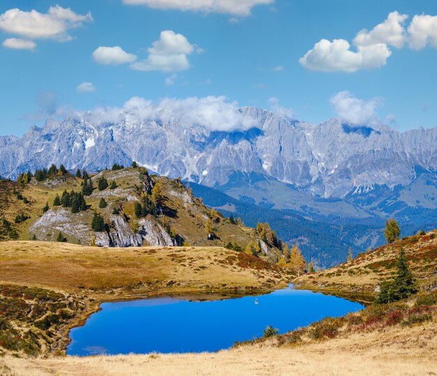 Foto outono alpino kleiner paarsee ou lago paarseen land salzburg áustria alpes hochkonig grupo de montanhas rochosas vista ao longe