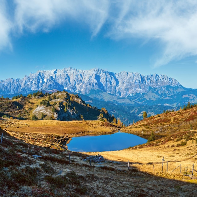 Outono alpino Kleiner Paarsee ou lago Paarseen Land Salzburg Áustria Alpes Hochkonig vista de grupo de montanha rochosa em longe