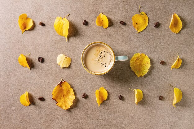 Outono café com folhas amarelas