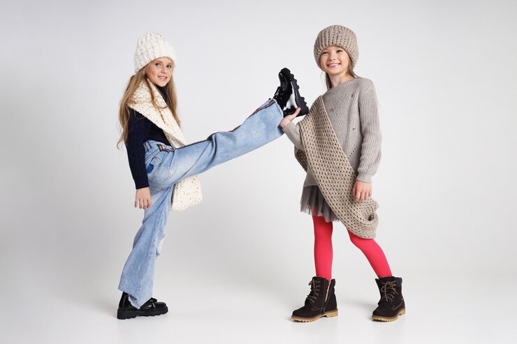 Foto outono coleção de roupas para crianças e adolescentes. jaquetas e casacos para o frio do outono. pose de crianças