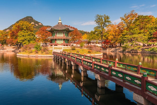 Foto outono do palácio de gyeongbokgung em seoul, coreia.