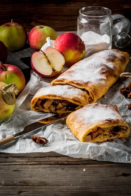 Outono em casa, cozimento de verão, bolos folhados. Strudel de maçã com nozes, passas, canela e açúcar em pó