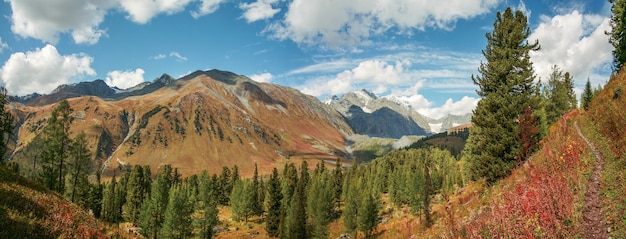 Outono em vale montanhoso, vista panorâmica