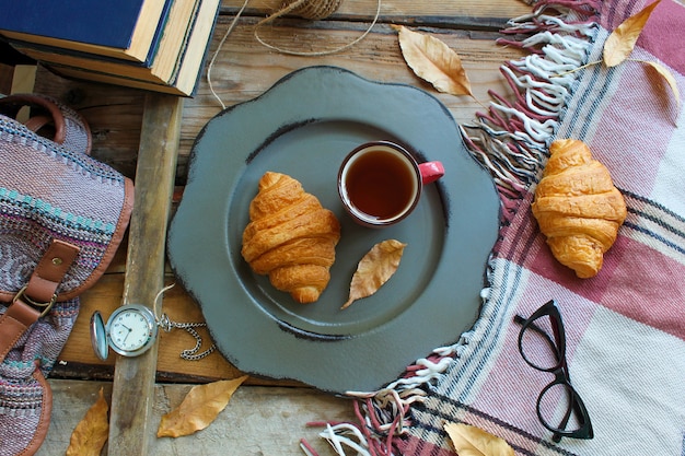 Outono humor francês café da manhã composição xícara de chá e croissants