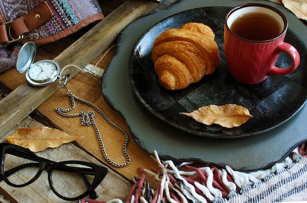 Outono humor francês café da manhã composição xícara de chá e croissants