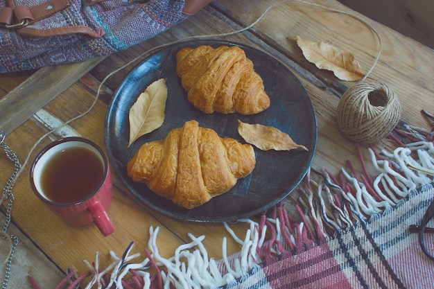 Outono humor francês café da manhã composição xícara de chá e croissants