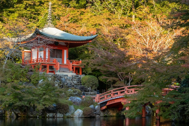 Outono japonês. templo de kyoto daigoji.