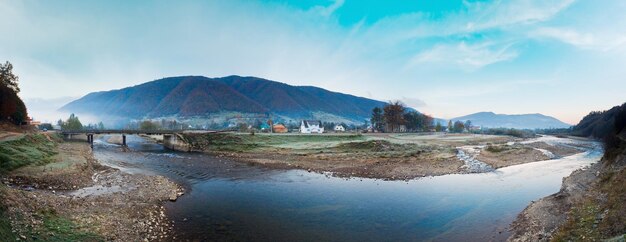 Outono manhã enevoada aldeia de montanha panorama Kolochava Cárpatos Ucrânia