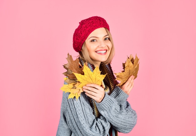 Outono. Mulher sorridente detém folhas de plátano. Folha de bordo amarela. Setembro. Isolado. Venda de temporada. Desconto. Oferta. Copie o espaço. Mulher com folha de outono.