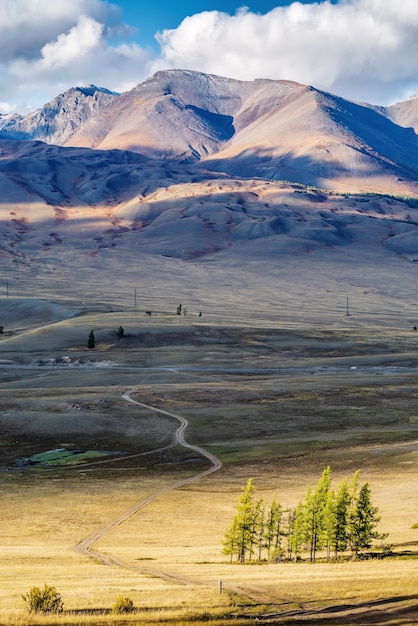 Outono nas montanhas de Altai, estepe de Kurai. Rússia