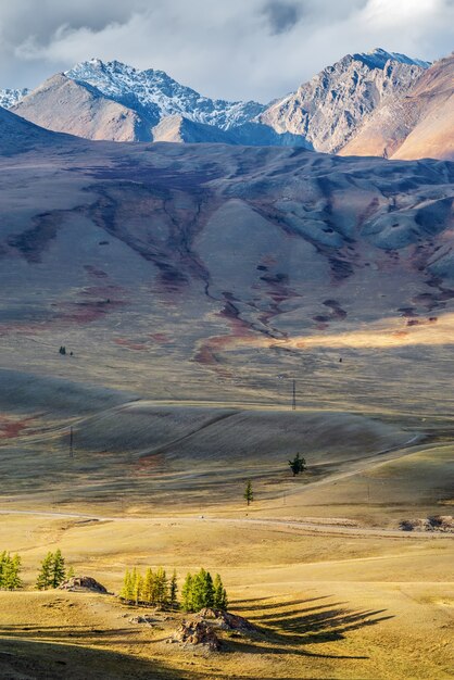 Outono nas montanhas de Altai, estepe de Kurai. Rússia