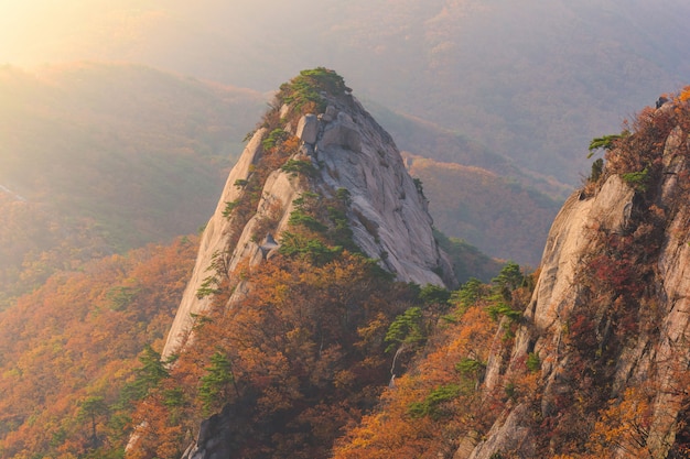 Outono, nascer do sol do pico de Baegundae, montanhas de Bukhansan em Seoul, Coreia do Sul.