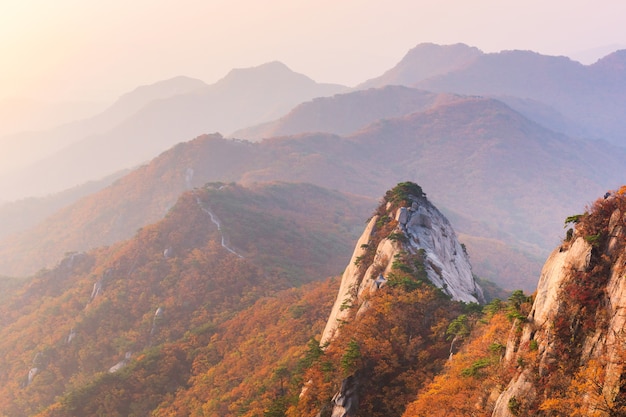 Foto outono, nascer do sol do pico de baegundae, montanhas de bukhansan em seoul, coreia do sul