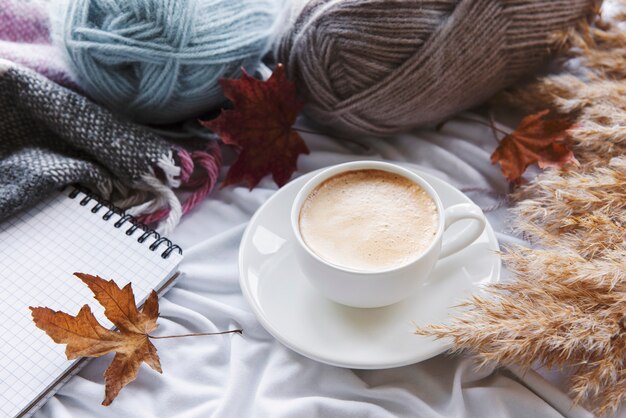 Outono natureza morta com abóboras, café e velas acesas. Composição de outono aconchegante