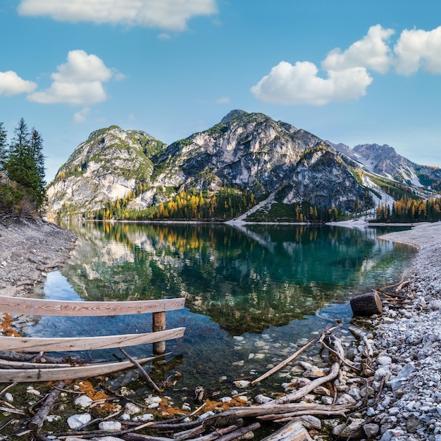 Foto outono pacífico lago alpino braies ou pragser wildsee fanessennesprags parque nacional tirol do sul dolomitas alpes itália europa pitoresca viagem sazonal e cena de conceito de beleza natural