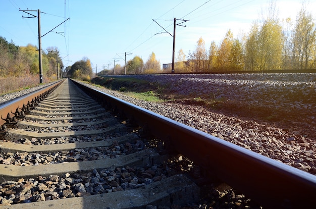 Outono paisagem industrial. ferrovia recuando para a distância