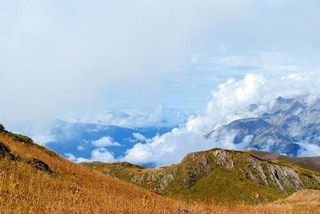 Outono paisagem montanhosa do cáucaso com prados alpinos rochosos