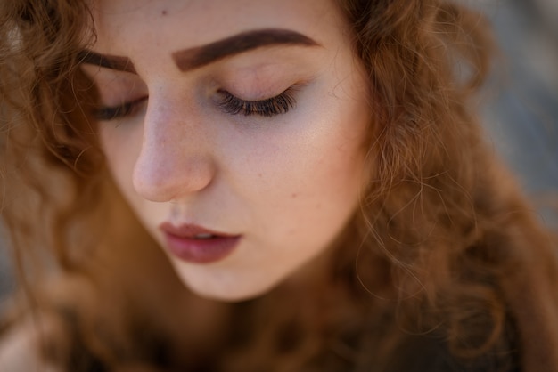 Foto outono retrato de uma menina ruiva na rua