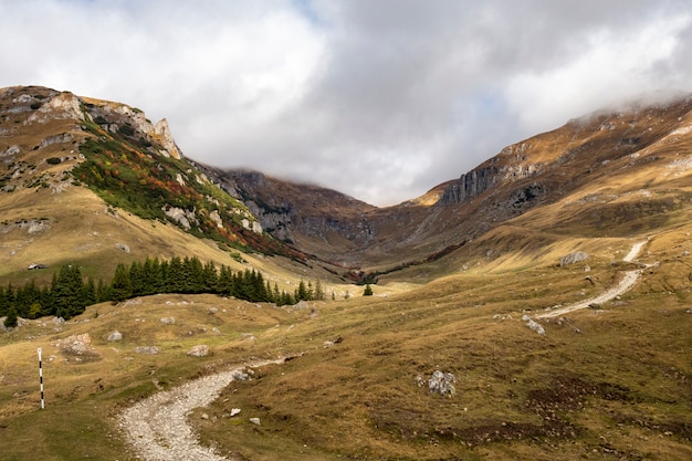 Outono vista das montanhas Bucegi, Bucegi National Park, Romênia, dia perfeito para caminhadas