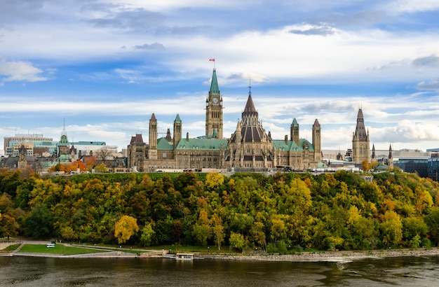 Outono vista do Parlamento Hill e Ottawa River em Ottawa, Canadá